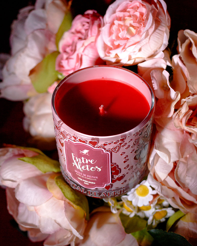 Vela Perfumada Quintal de Abril - Entre Afetos | Buquê de Peônias 190g - Imagem 2